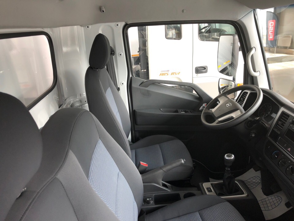 Hyundai Mighty Фургон промтоварный с боковой дверью - водительское место салон автомобиля
