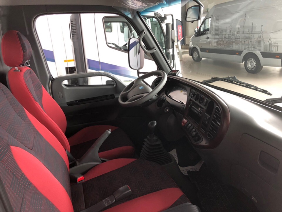 Хендай hd35 фургон рефрижератор - красный салон автомобиля и сидения с боковой поддержкой