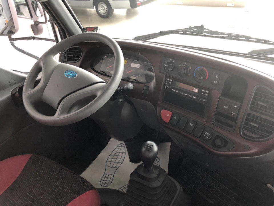Хендай hd35 фургон рефрижератор - руль водителя и органы управления авто